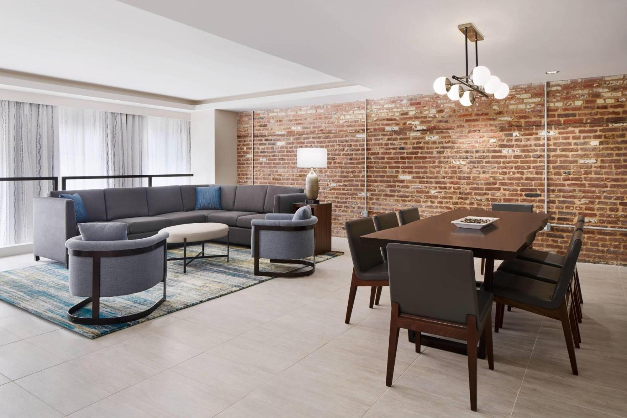 Hotel By Marriott Downtown/convention Center 3*